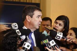 Eduardo Riedel (PSDB) em coletiva antes de entrar para a cerimônia de diplomação (Foto: Alex Machado)