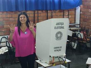 Rose Modesto na cabine de votação (Foto Cleber Gellio/Campo Grande News)