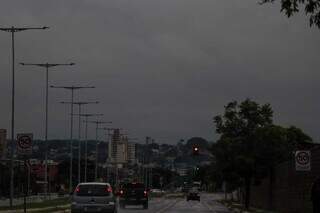 Vista do tempo na região da Via Morena, em Campo Grande. (Foto: Henrique Kawaminami)