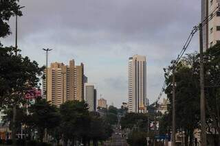 Céu parcialmente coberto nesta terça-feira em Campo Grande (Foto: Henrique Kawaminami)