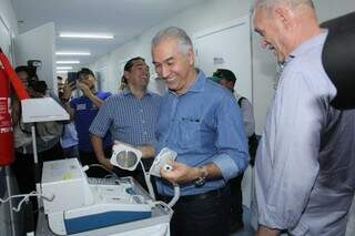 Governador Reinaldo Azambuja (PSDB) em visita ao Pronto Socorro inaugurado (Foto: Divulgação)