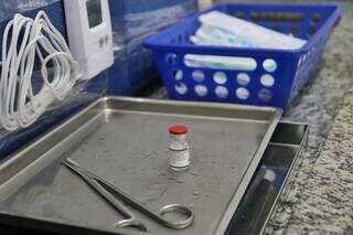 Frasco da vacina Pfizer baby usado em Campo Grande. (Foto: Paulo Francis)