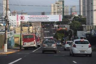 Ao longo do percurso, faixas informam que a partir de hoje será proibido estacionar do lado esquerdo da via(Foto: Marcos Maluf)