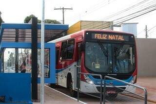 Ônibus durante a parada em um pontos instalados no corredor (Foto: Marcos Maluf)