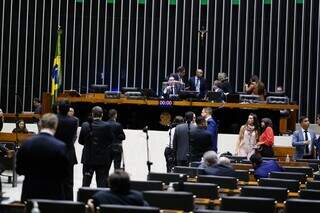 Deputados em sessão do Plenário na noite desta terça-feira (Foto: Pablo Valadares/Câmara dos Deputados)