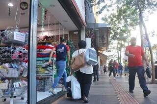 Pedestre com sacolas no Centro de Campo Grande (Foto: Paulo Francis)