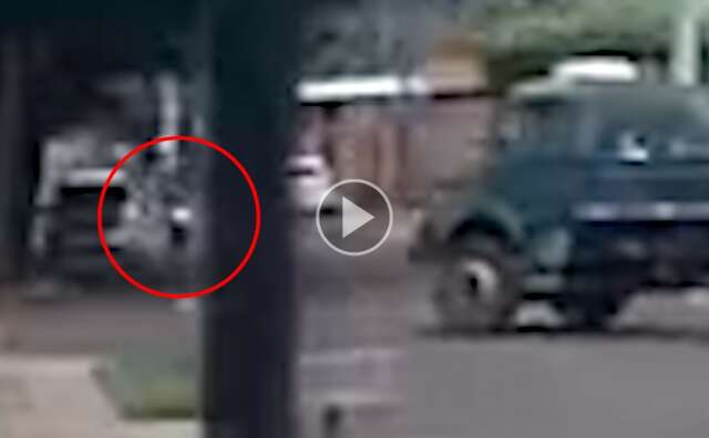 C&acirc;mera flagra momento em que caminh&atilde;o atinge motociclista 