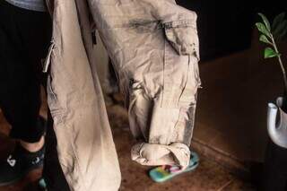 Calça rasgada após menina ser atingida por cabo. (Foto: Marcos Maluf)