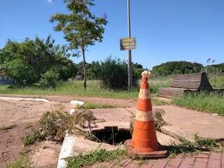 Bueiro para drenagem entupido sinalizado por cone na orla da Lagoa Itatiaia (Foto: Gabriel de Matos)