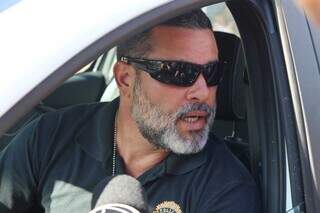 Delegado Jarley Inácio falou com a imprensa enquanto saia do local do crime. (Foto: Paulo Francis)