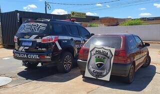 Veículo apreendido pelos policias ao lado de viatura. (Foto: Polícia Civil)