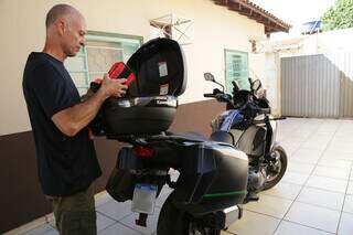 Flávio já separou kit de primeiros socorros para levar na moto. (Foto: Kísie Ainoã)
