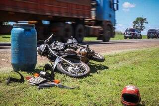 Moto envolvida no acidente ficou com a parte da frente danificada. (Foto: Henrique Kawaminami)