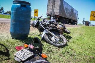 Moto envolvida no acidente ficou com a parte da frente danificada (Foto: Henrique Kawaminami)