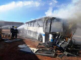 V&iacute;deo mostra &ocirc;nibus em chamas em p&aacute;tio de desmanche de ve&iacute;culos