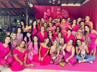 Empresária com as convidadas da festa que usaram looks rosas. (Foto: Arquivo pessoal)