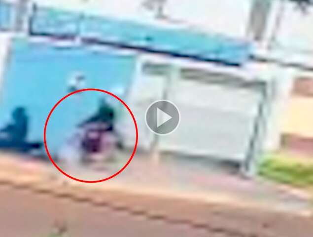V&iacute;deo mostra homem saindo de casa onde mulher foi encontrada morta a facadas