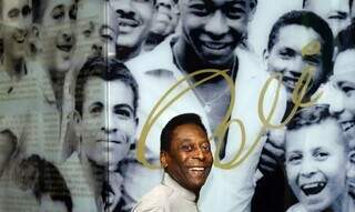  Edson Arantes do Nascimento, o Pelé, em frente a imagem histórica do craque. (Foto: Agência Brasil)