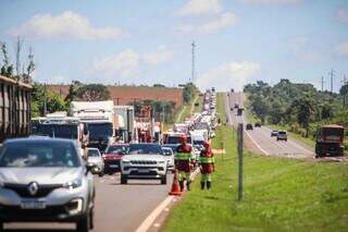 Congestinamento causado pelo acidente na manhã desta quarta-feira (Foto: Henrique Kawaminami)