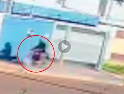 Vídeo mostra homem saindo de casa onde mulher foi encontrada morta a facadas