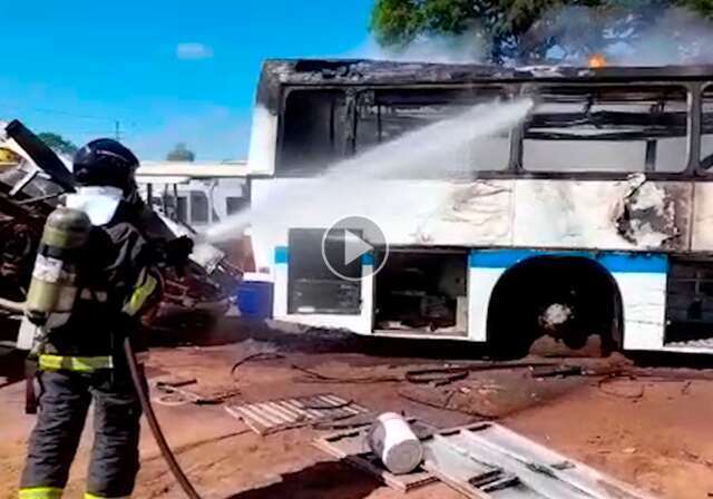 V&iacute;deo mostra &ocirc;nibus em chamas em p&aacute;tio de desmanche de ve&iacute;culos