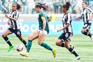 Capitã Bia Zaneratto com a bola durante partida desta quarta-feira. (Foto: Reprodução/Paulistão Feminino)