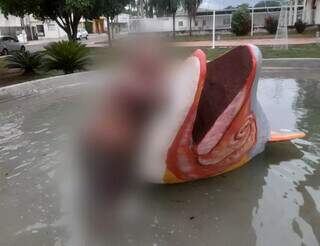 Moradores vandalizam monumento inaugurado h&aacute; 1 dia e fazem fonte de piscina