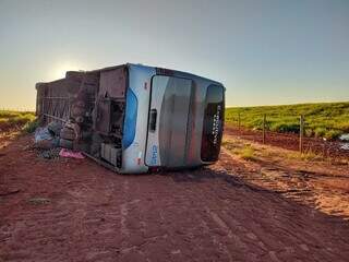 Motorista &eacute; fechado por carreta, &ocirc;nibus tomba e 4 passageiros s&atilde;o socorridos