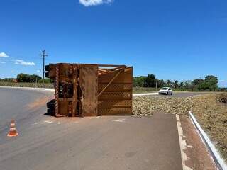 Carreta com cana-de-a&ccedil;&uacute;car tomba e carga fica espalhada na MS-473