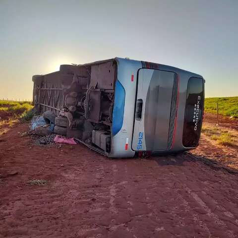 Motorista &eacute; fechado por carreta, &ocirc;nibus tomba e 4 passageiros s&atilde;o socorridos