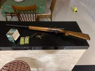 Arma apreendida na casa de um dos alvos de mandado nesta quinta-feira. (Foto: Divulgação | PF)