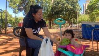 Luana Santos e a filha Maria Clara na Praça Ary Coelho (Foto: Mariely Barros)