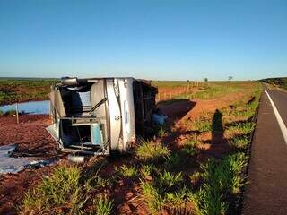 Motorista &eacute; fechado por carreta, &ocirc;nibus tomba e 4 passageiros s&atilde;o socorridos