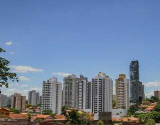 Amanhecer com céu azul de brigadeiro na região do Jardim do Estados (Foto: Marcos Maluf)