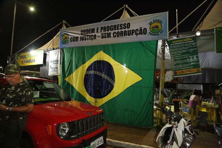 Bandeira do Brasil em acampamento pró-Bolsonaro. (Foto: Kísie Ainoã)