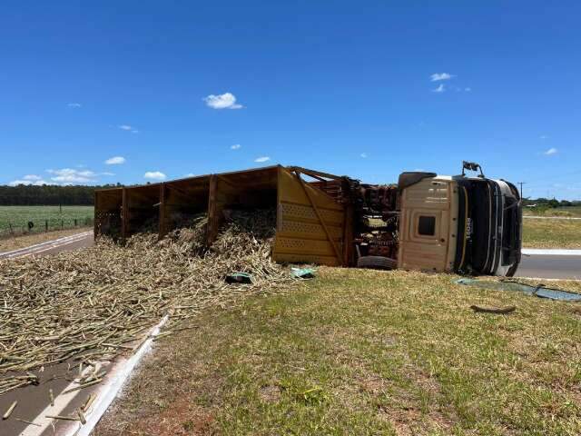 Carreta com cana-de-a&ccedil;&uacute;car tomba e carga fica espalhada na MS-473