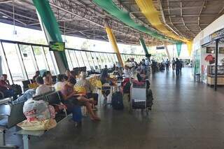 Fluxo de pessoas no saguão do terminal rodoviário da Capital (Foto: Paulo Francis)