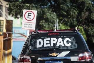 Viatura da Depac Centro em frente à delegacia, onde o caso foi registrado. (Foto: Marcos Maluf)
