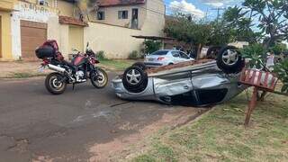 Carro capota ap&oacute;s colis&atilde;o em cruzamento sem placa de &quot;Pare&quot;