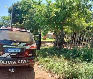 Viatura da Polícia Civil na aldeia durante o cumprimento dos mandados. (Foto: Divulgação | PCMS)