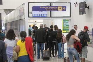 Passageiros no saguão do Aeroporto Internacional de Campo Grande (Foto: Marcos Maluf)