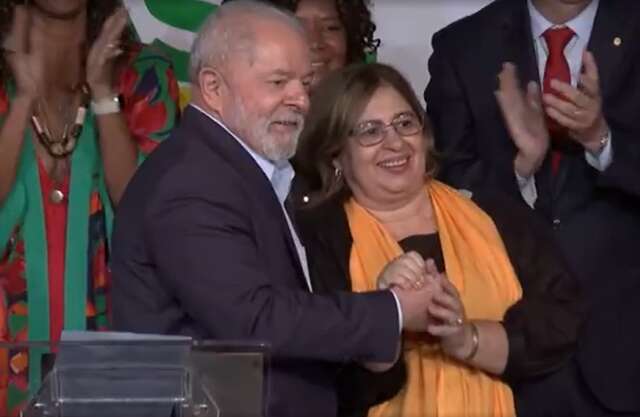 Lula anuncia ativista que atuou em MS para minist&eacute;rio e deixa Simone fora