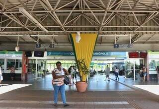 Movimento de passageiros na entrada do terminal (Foto: Paulo Francis)