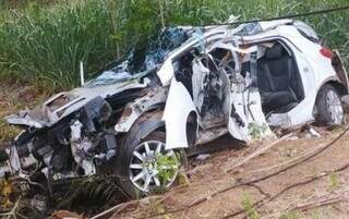 Carro ficou totalmente destruído em acidente (Foto: Divulgação/Corpo de Bombeiros)