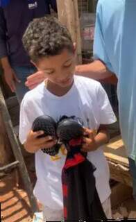 Lenonn com camiseta e chuteira do Flamengo também entregues hoje. (Foto: Ângela Kempfer)