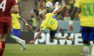 Momento da finalização de voleio de Richarlison na primeira rodada do grupo G da Copa do Mundo (Foto: Lucas Figueiredo/CBF)