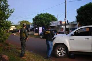 Policiais em frente à casa onde os três brasileiros foram mortos em Pedro Juan (Foto: ABC Color)