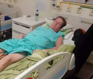 João Pinho na cama de hospital aguardando pela cirurgia cardíaca (Foto: Arquivo pessoal)