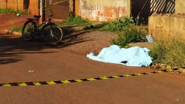 Rapaz de 23 anos &eacute; perseguido e morto a facadas em suposta cobran&ccedil;a de drogas