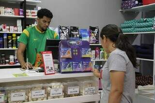 Cliente compra petíscos para animais domésticos no Pet Shop Campo Grande, no Nova Lima ( Foto: Kísie Ainoã)